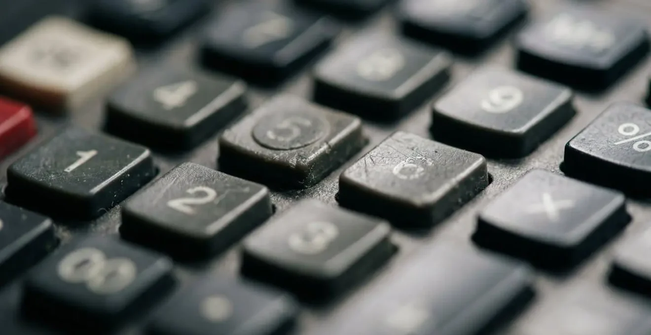 Vue macro sur les touches d'une calculatrice avec effet de profondeur de champ
